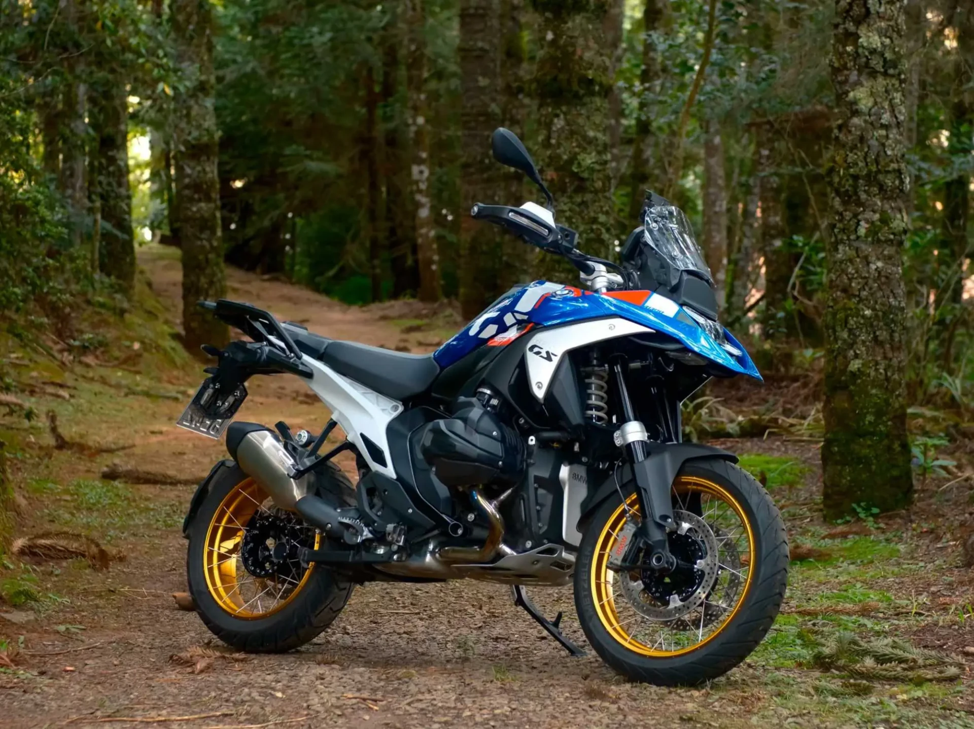 BMW R 1300 GS em vista three-quarter com iluminação escura