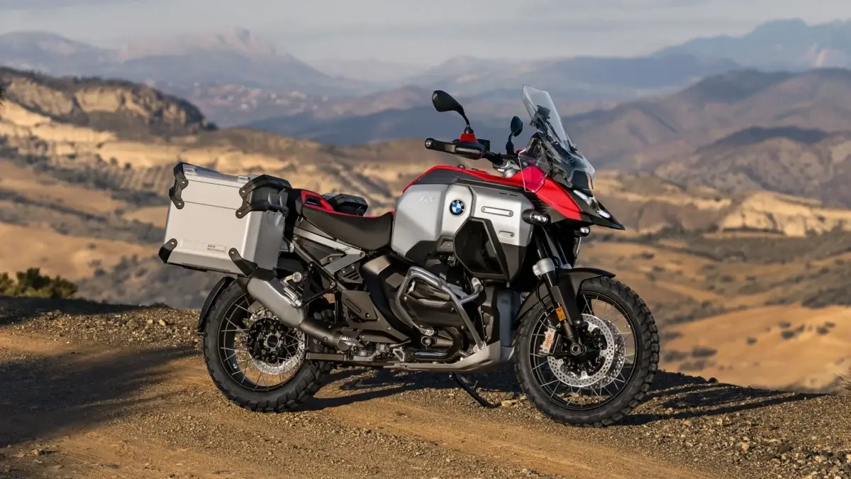 BMW R 1300 GS Adventure em estrada aberta de montanha